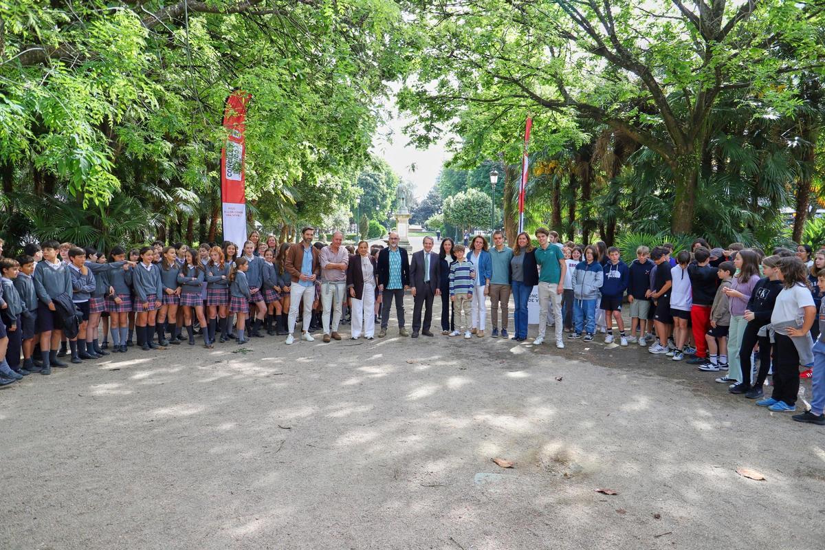 Foto de los alumnos de Compañía de María y García Barbón, con el alcalde, Francisco Castro y la familia de Domingo Villar, junto a la escultura del escritor vigués.