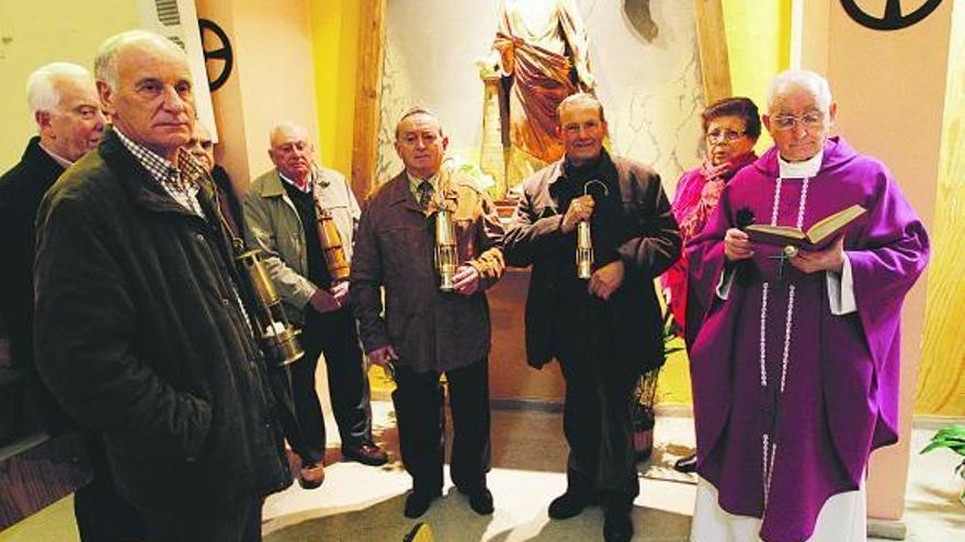 Los mineros jubilados de San Lázaro bendicen  un altar en honor  de Santa Bárbara