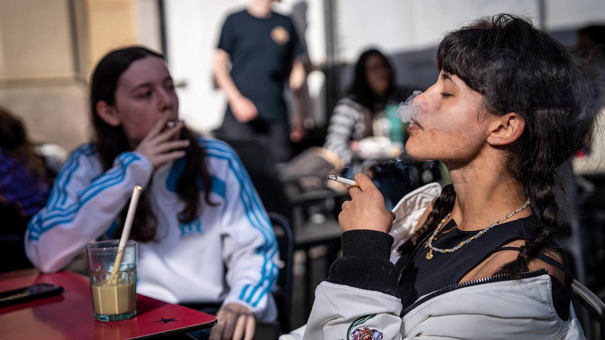 Barcelona 05/04/24 Barcelona. Personas fumando en las terrazas del centro de la ciudad de Barcelona. Futura ley anti tabaco