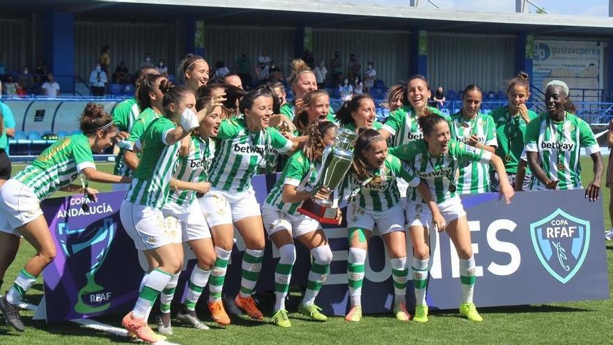 Las jugadoras béticas festejaron sobre el césped de Los Manantiales este primer trofeo.