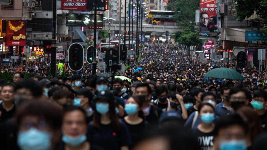 Miles de hongkoneses muestran su rechazo al Gobierno.