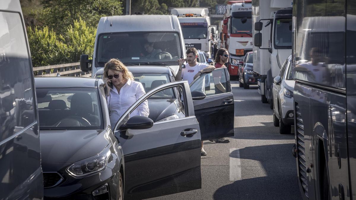 El incendio de un camión en la AP-7 colapsa la autopista