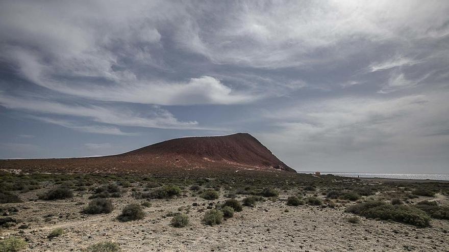 Civil Guard Arrests Serial Thief Linked to 27 Vehicle Break-ins in Tenerife