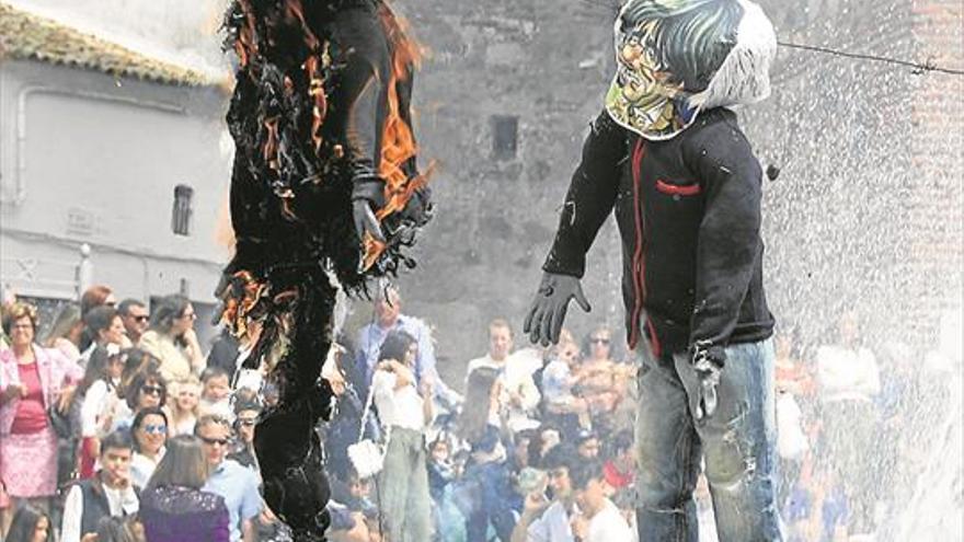 Monesterio celebra la tradicional quema de Judas Remolón