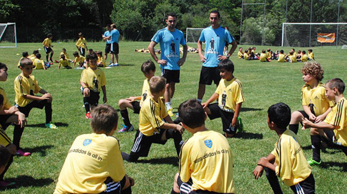 Xavi segueix l’entrenament d’un grup de nens al campus. Xavi segueix l’entrenament d’un grup de nens al campus.
