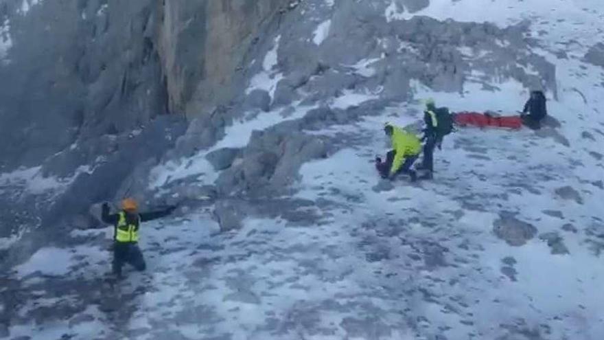 Un montañero vasco de 62 años muere al resbalar en el hielo en Picos de Europa