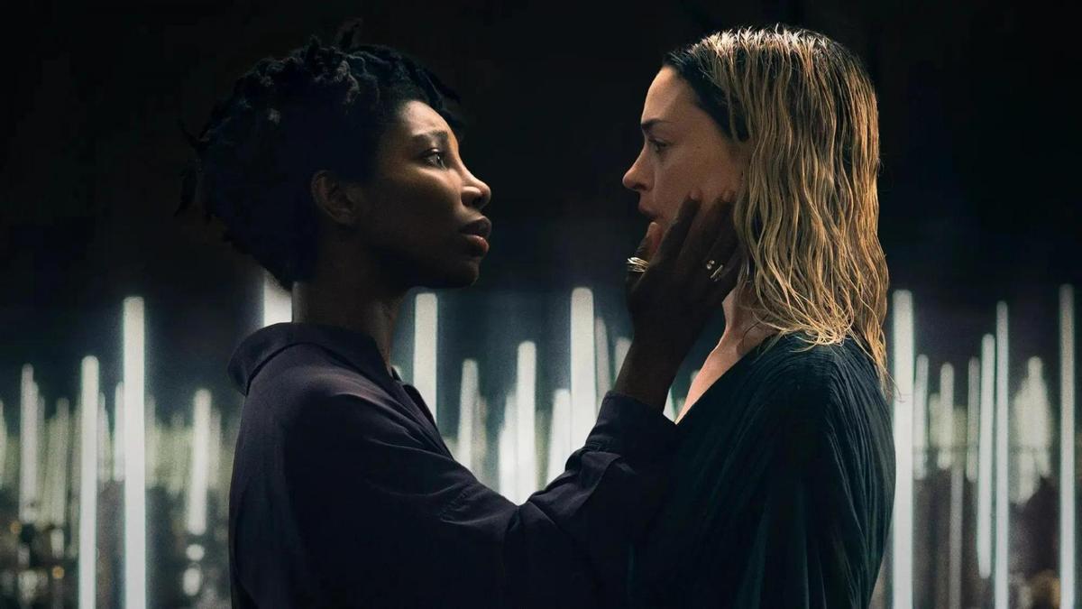 Michaela Coel y Anne Hathaway, en la película 'Mother Mary', de David Lowery.