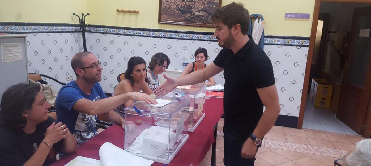 Un ciudadano acude a depositar su voto.