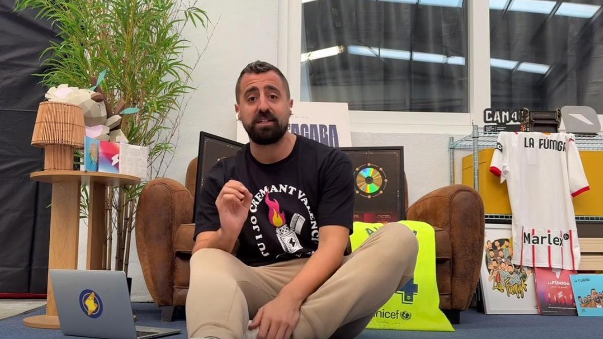 Àrtur Martínez, lider de la banda, en un momento del vídeo.