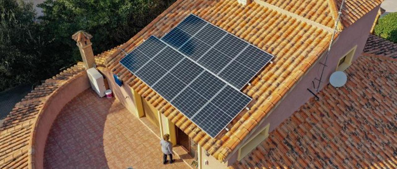 Placas solares instaladas en un chalet de la provincia.  | TONY SEVILLA