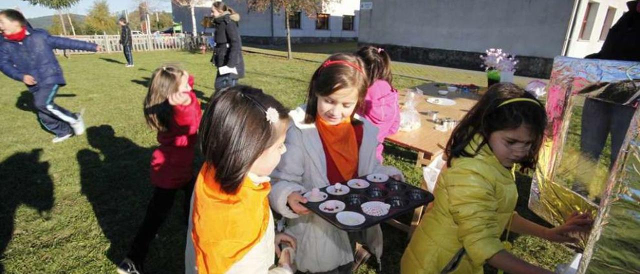 Una visita de escolares al poblado minero de Fontao. // Bernabé/Gutier