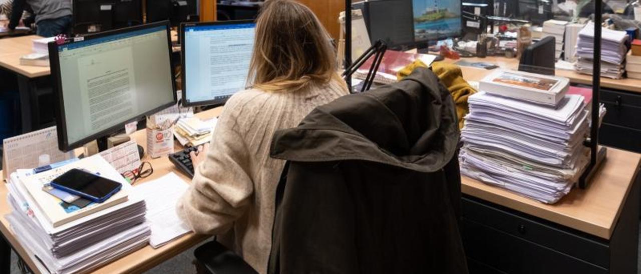 Una empleada de la Xunta que trabaja en las oficinas del Diario Oficial de Galicia