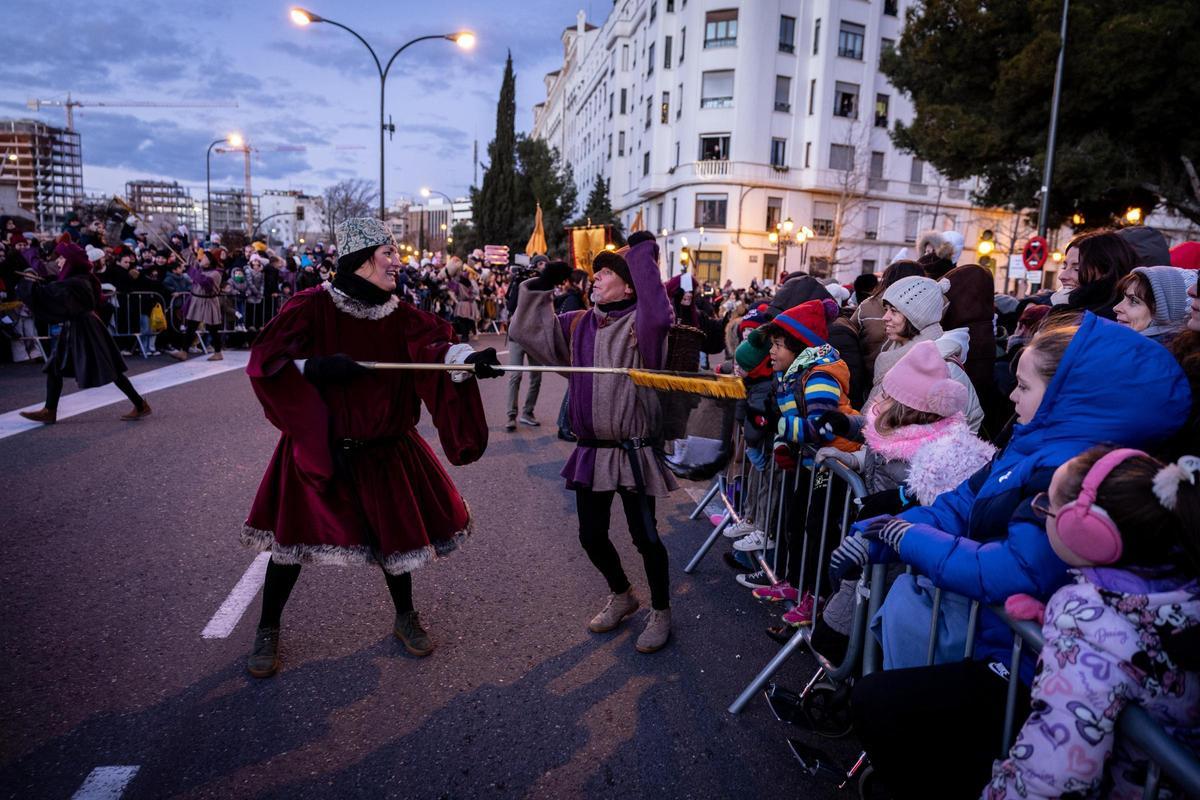 En imágenes | El frío de Zaragoza no puede con la ilusión de ver a los Reyes Magos