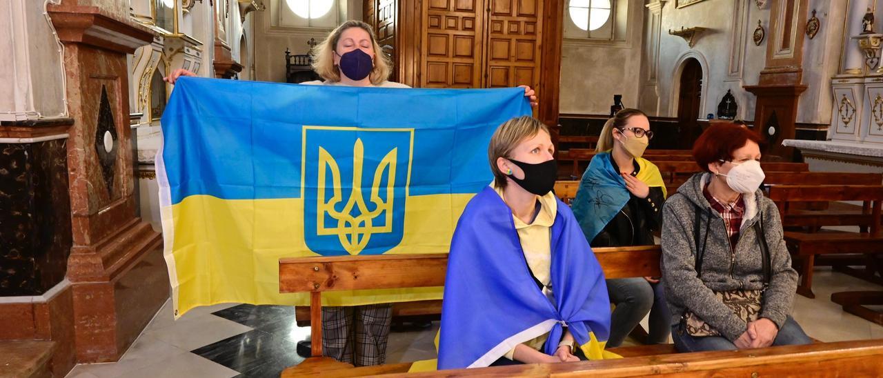 Ucranianos reunidos en la iglesia del convento de las mercedarias, en El Molinillo.