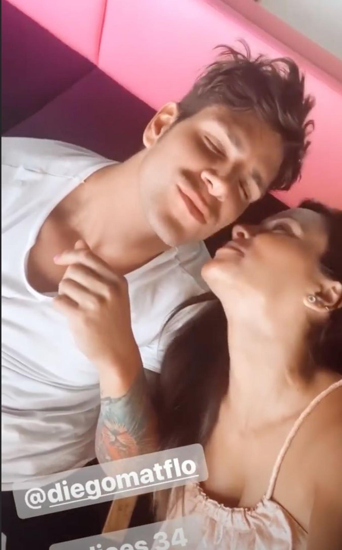 Diego Matamoros y Carla Barber dándose un beso en 'stories' de Instagram