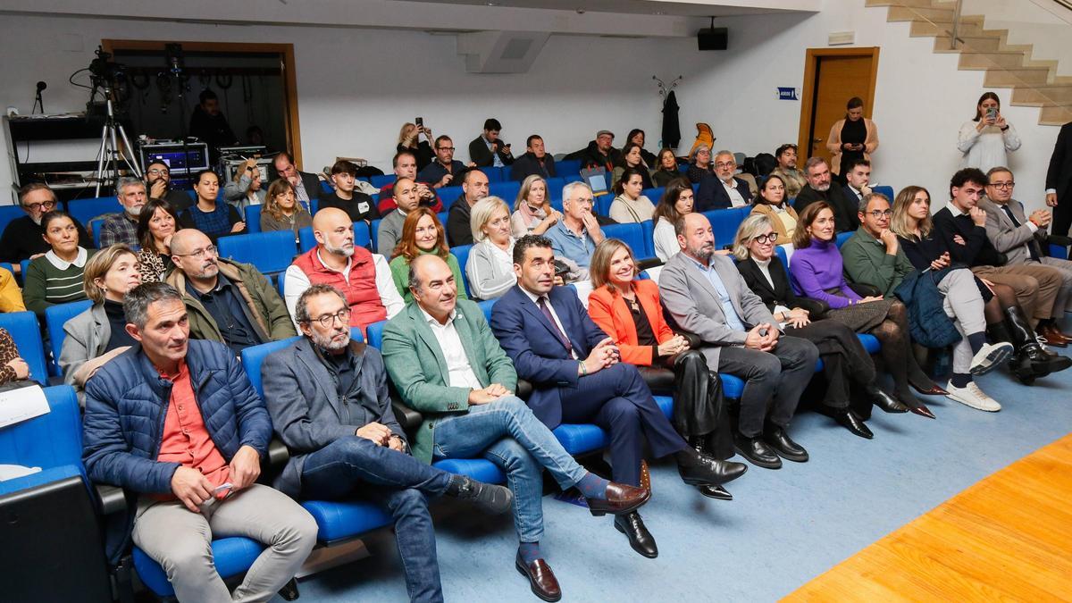 En el centro, Nava Castro entre Luis López y Merelles durante la clausura de las jornadas.