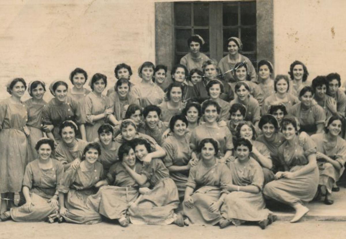 Trabajadoras de la Fábrica de Tabacos de A Coruña elaboran cigarros.   | // FOTOTECA DE CAMBRE-FAMILIA CASAL