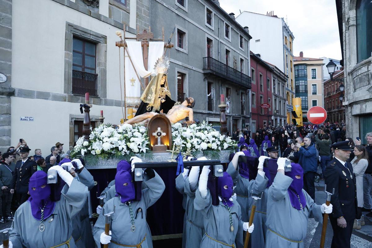 El paso de la Piedad al pie de la Cruz, en la procesión del Viernes Santo del año pasado.