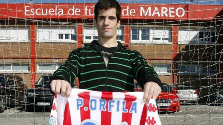 Pedro Orfila posa en Mareo con la camiseta de su debut en Primera División.