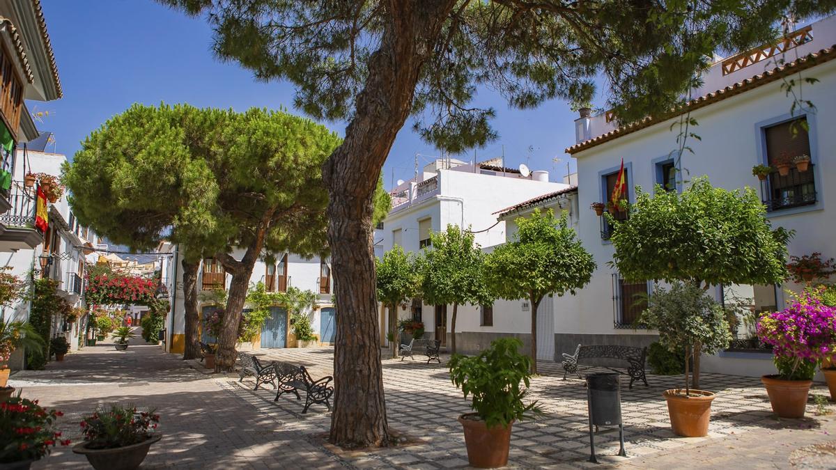 Imagen de una calle remodelada y embellecida con árboles, en Estepona.