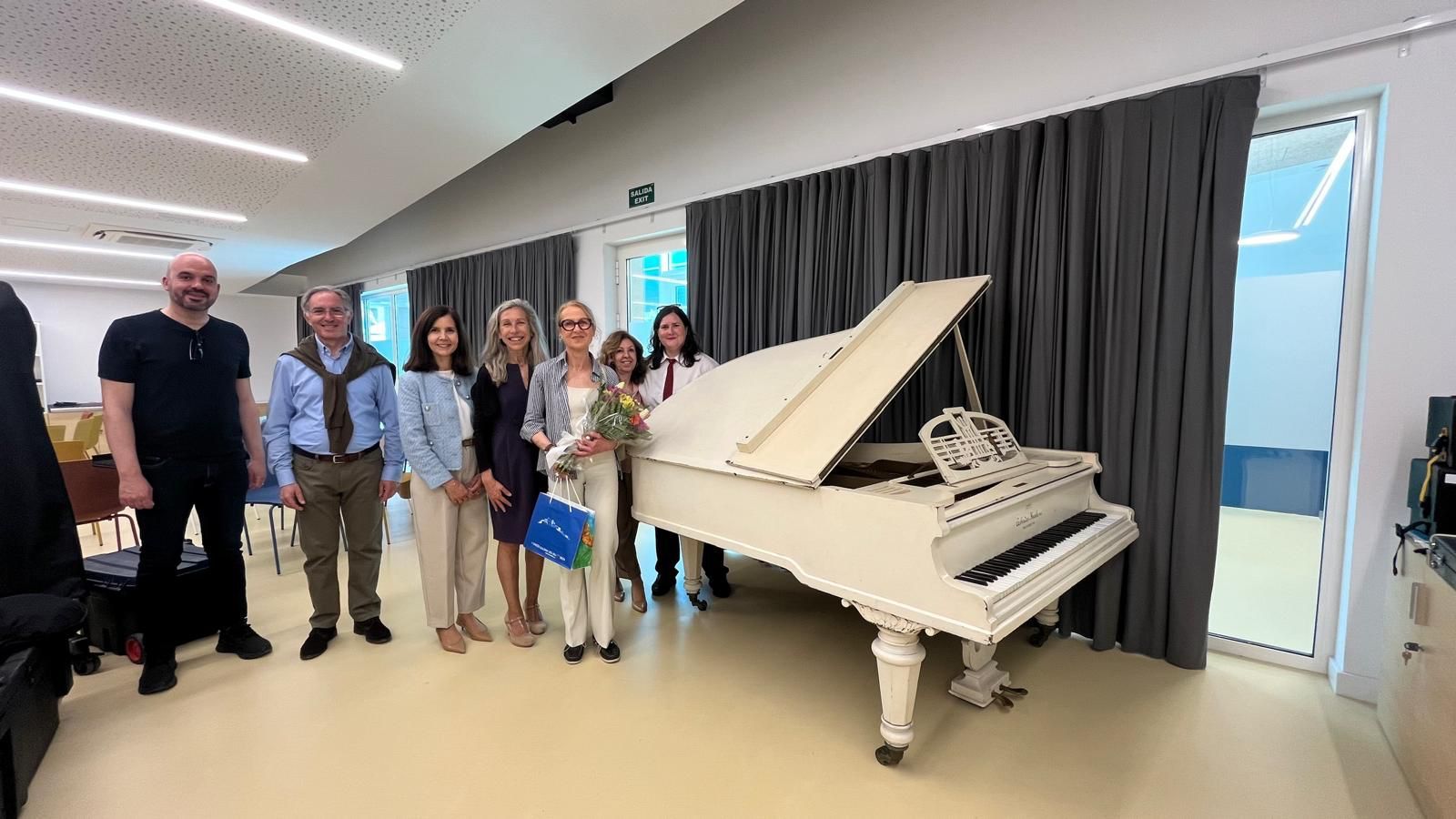 La alcaldesa, Carmen Ferrer y la concejala de Cultura, Marisol Ferrer, posan con el piano