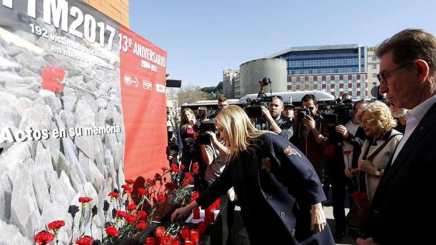 La presidenta de Madrid, Cristina Cifuentes, durante el homenaje a las víctimas; detrás de ella, la alcadesa Manuela Carmena. // Efe