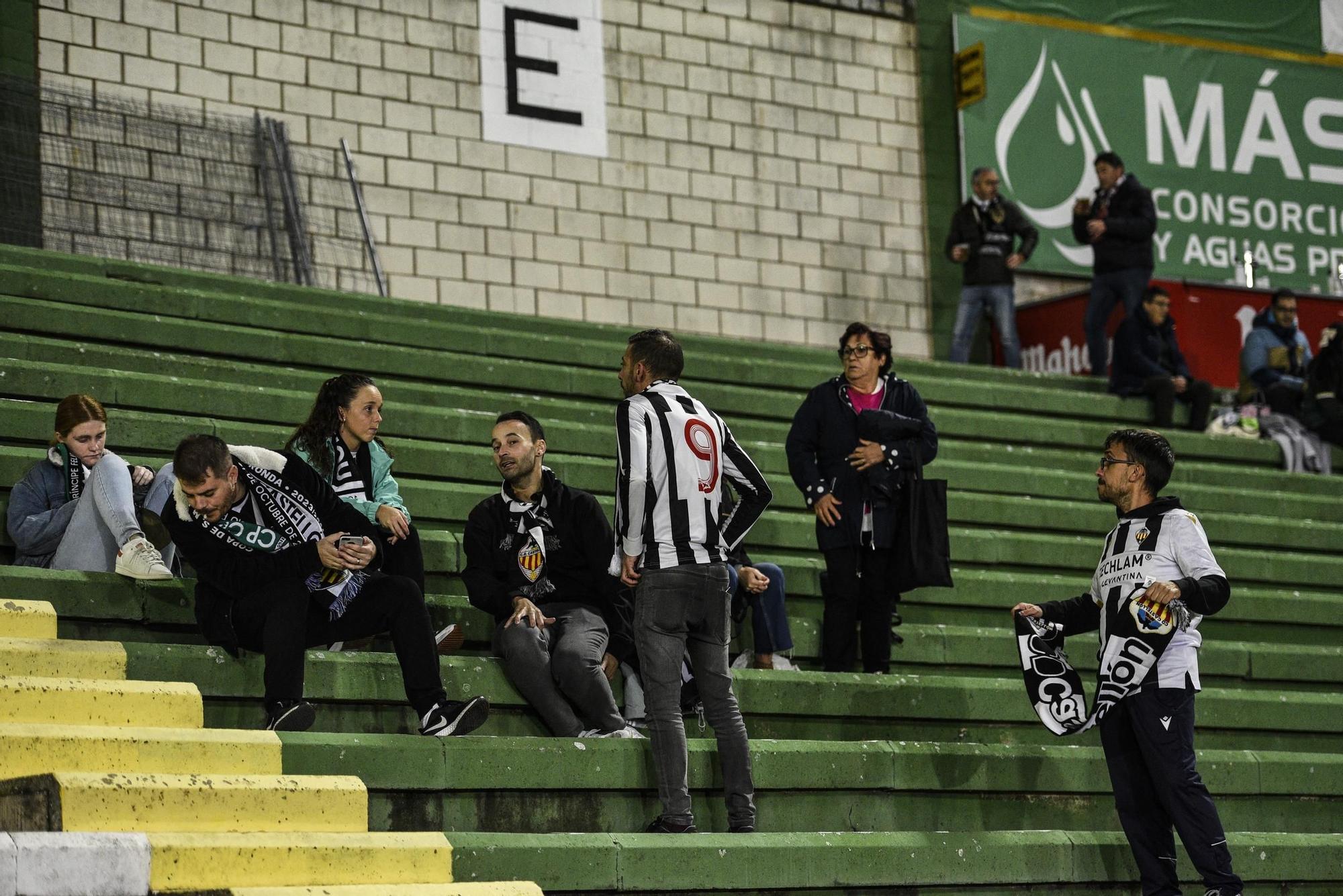 El ambiente en la grada del Cacereño-Castellón