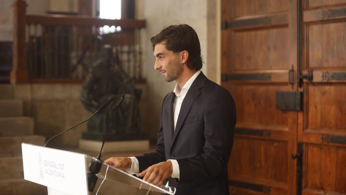 Colas en les Corts para el nombramiento de Ferran Torres en imagen y embajador de la Comunitat Valenciana