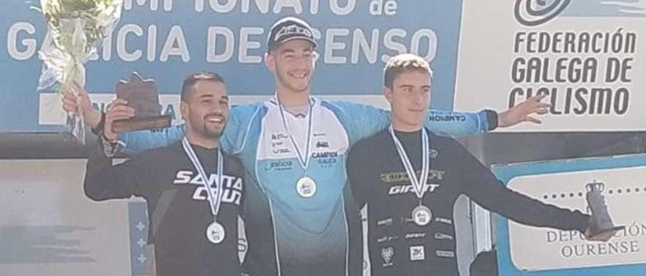 Víctor Mariño en lo alto del podio del Campeonato de Galicia en tierras ourensanas. // José Domínguez