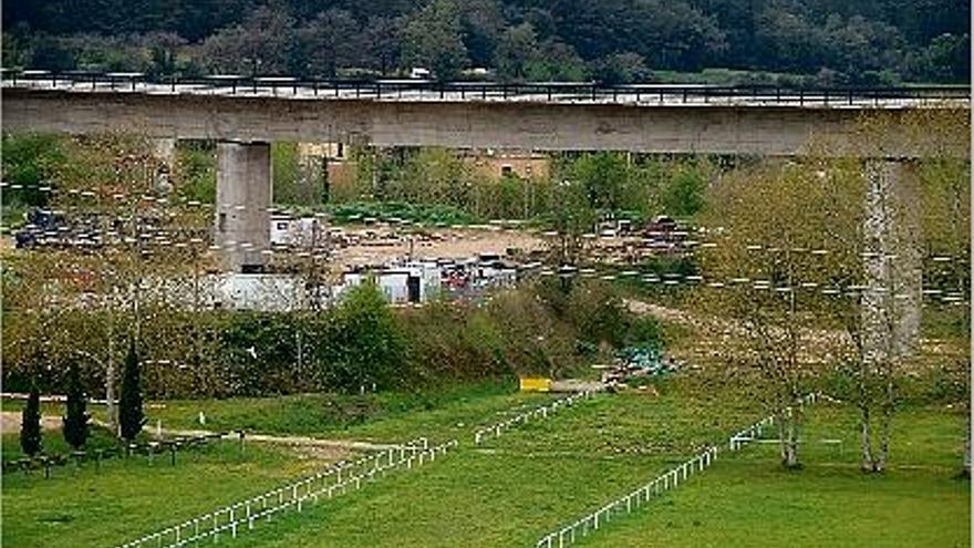 Les instal·lacions actuals greument afectades per les obres del viaducte del TAV a Bàscara.