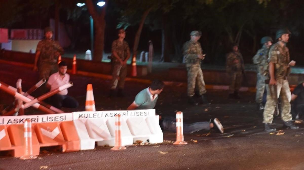 Soldats vigilen diversos policies que han sigut detinguts en un dels ponts del Bòsfor.