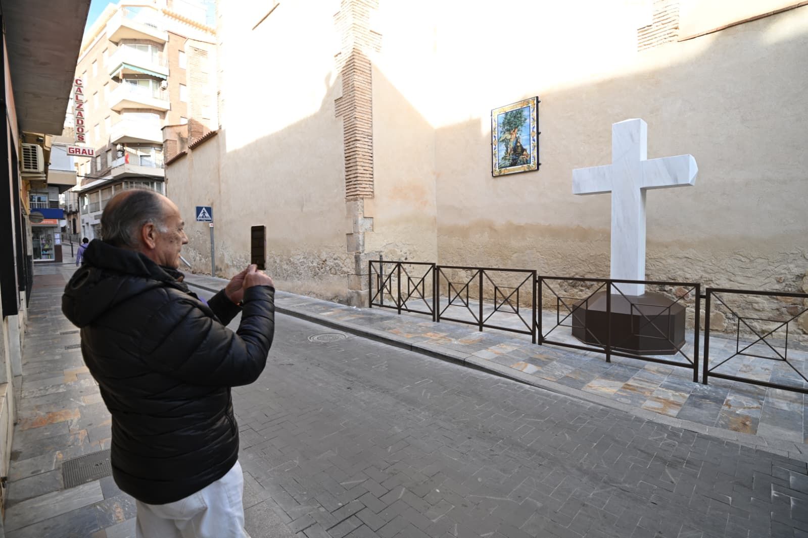 Así ha regresado el munumento de la Cruz de Callosa de Segura en un suelo privado junto a la ermita de Nuestra Señora del Rosario