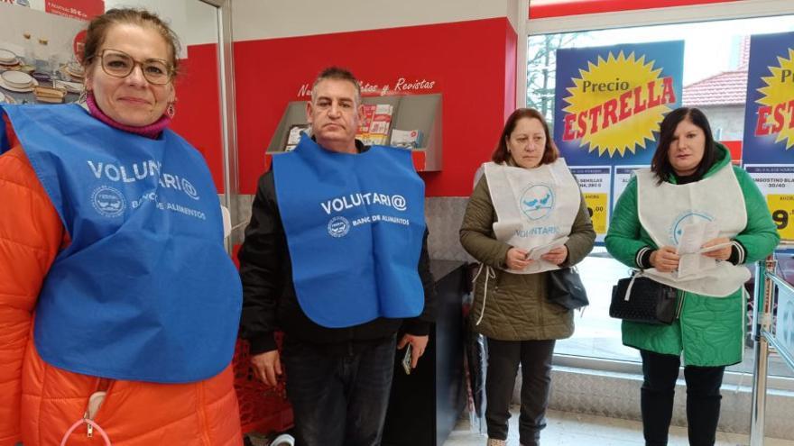 Voluntarios en un supermercado de Lalín.