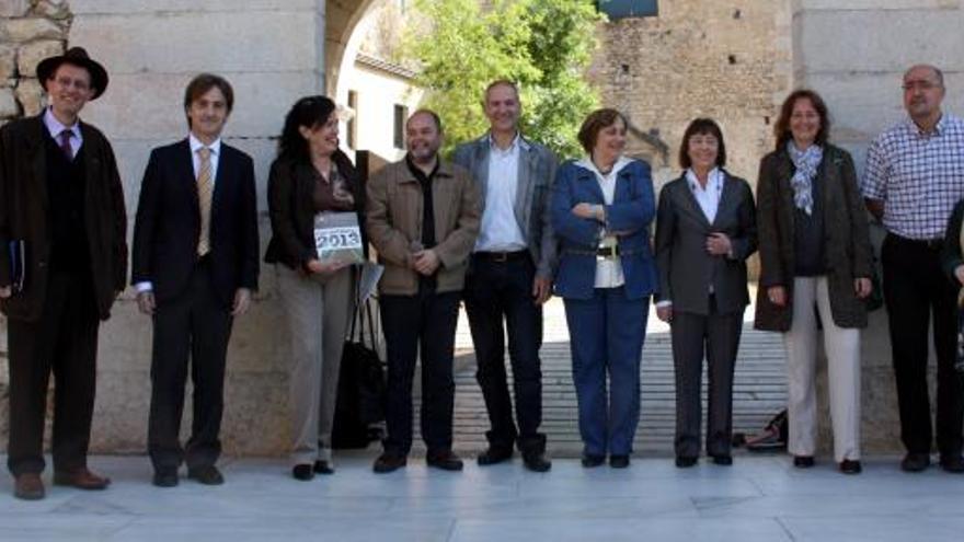 Foto de família de la rectora, Anna Maria Geli, (al centre de la fotografia) acompanyada de tots els degans de la UdG | Tania Tapia - ACN