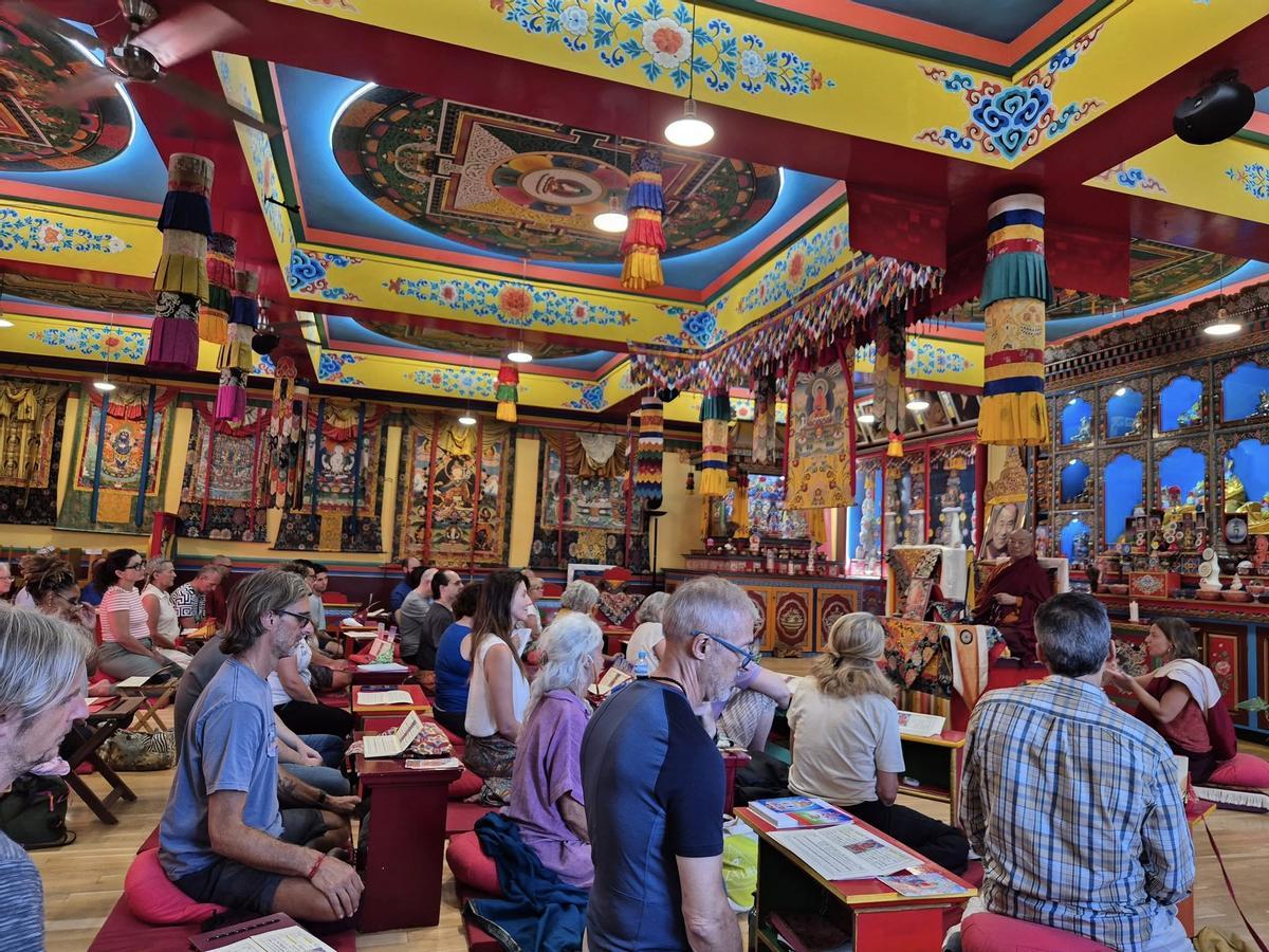 Una de las sesiones de meditación en el templo Dag Shang Kagyü, a pocos kilómetros de Graus.