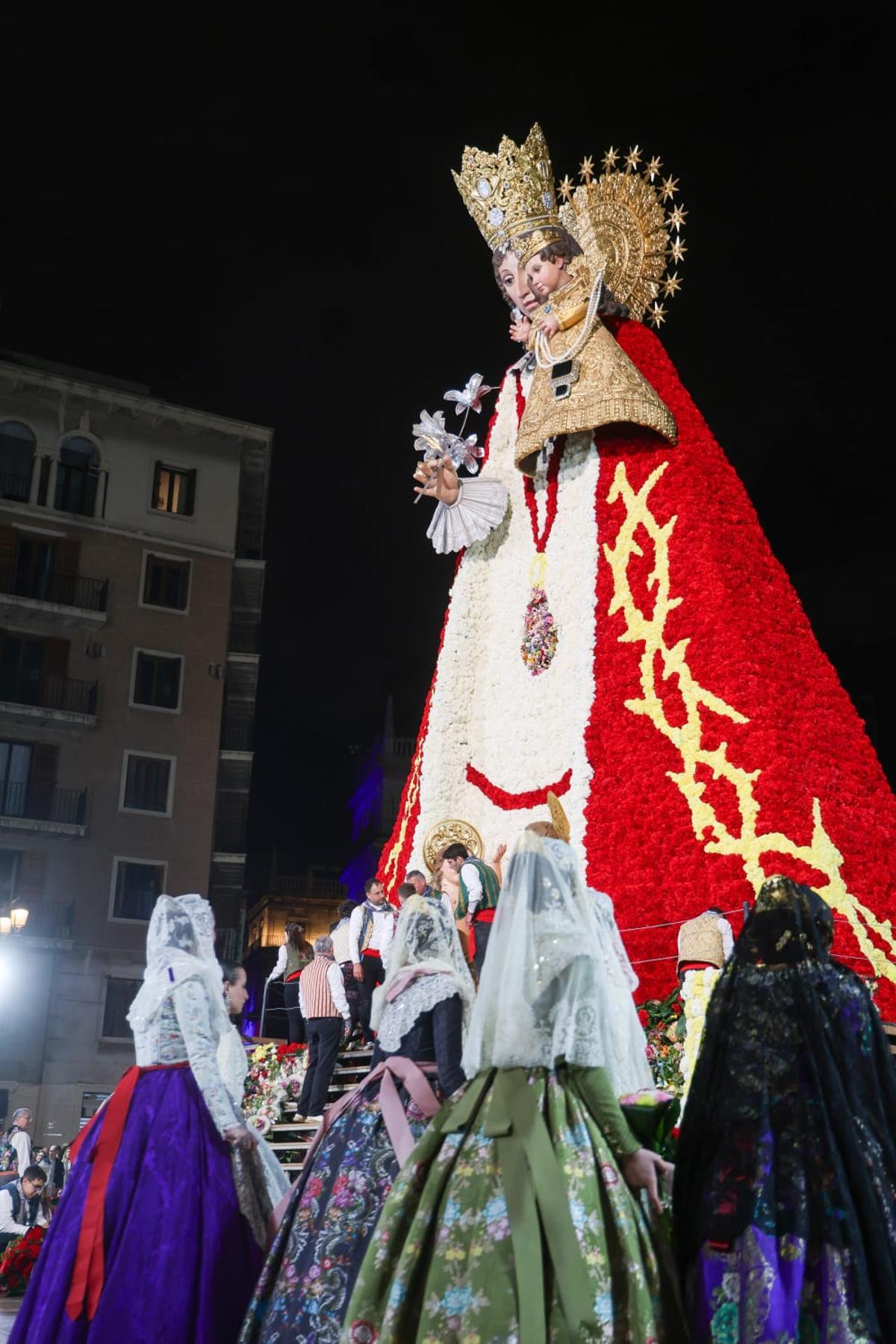 El manto de la Virgen ya luce su espíritu por la paz