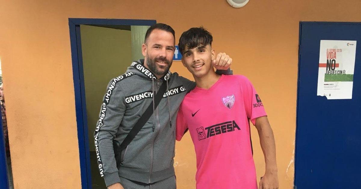 Apoño, junto al canterano del Málaga Kevin en un entrenamiento del equipo malaguista.
