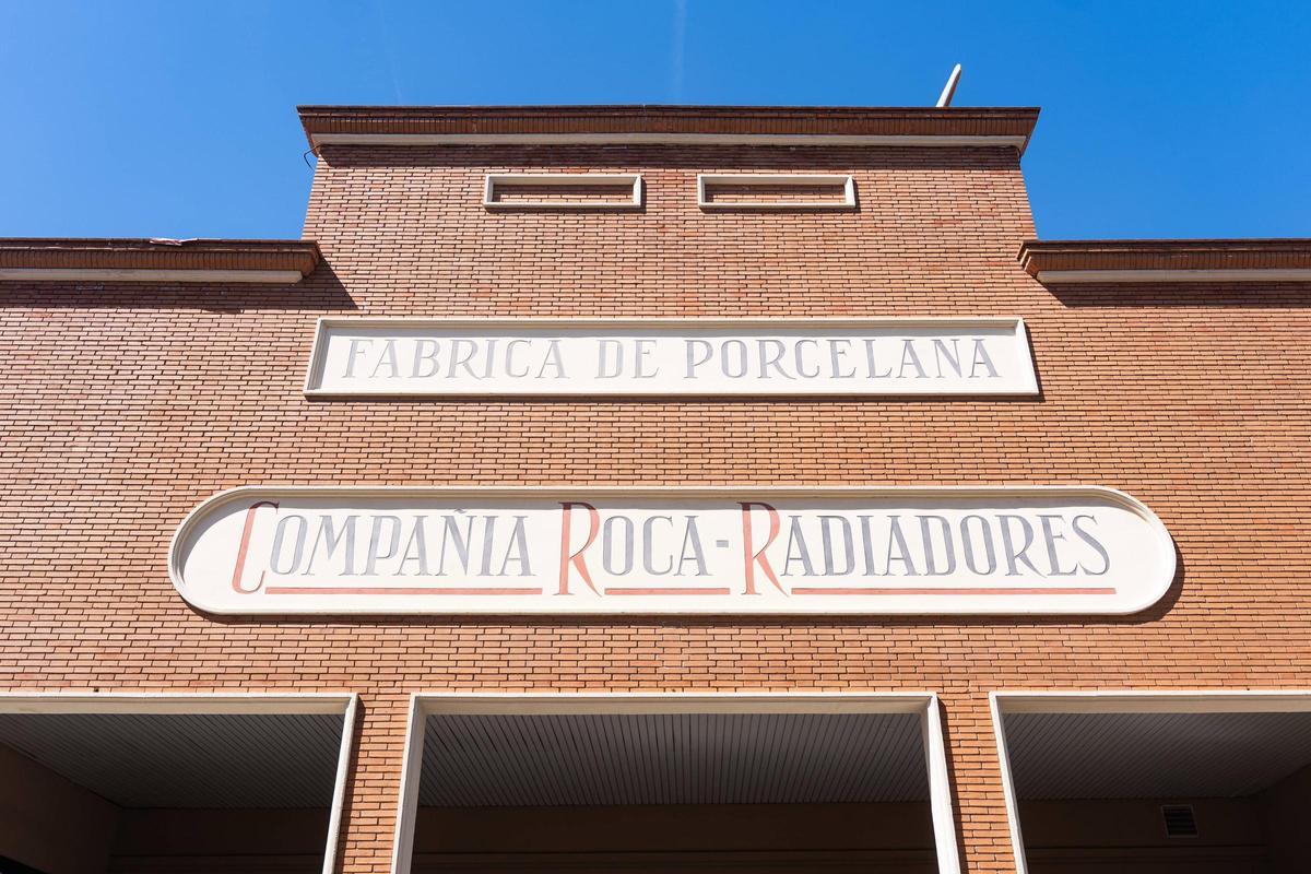 Histórico cartel de la fábrica Roca en Gavà y Viladecans.