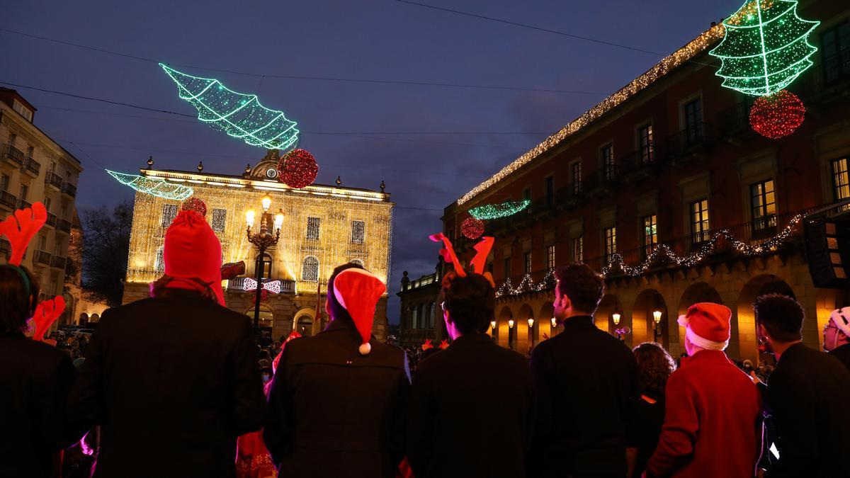 La fachada del Ayuntamiento de Gijón con la iluminación navideña.