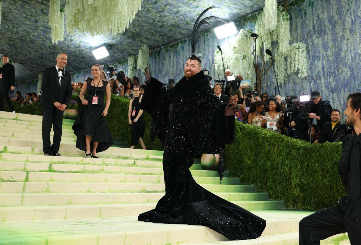 TOPSHOT - British singer-songwriter Sam Smith arrives for the 2026 Met Gala celebrating "Costume Art" at the Metropolitan Museum of Art, in New York, on May 4, 2026. (Photo by ANGELA WEISS / AFP)