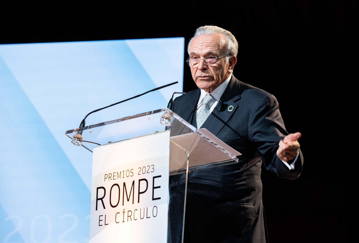 El presidente de la fundación 'la Caixa', Isidro Fainé, recoge el premio Rompe el Círculo del Alto Comisionado contra la Pobreza Infantil.