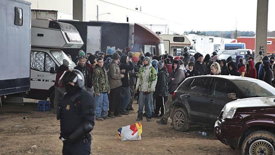 Exterior del recinte amb alguns dels participants custodiats.