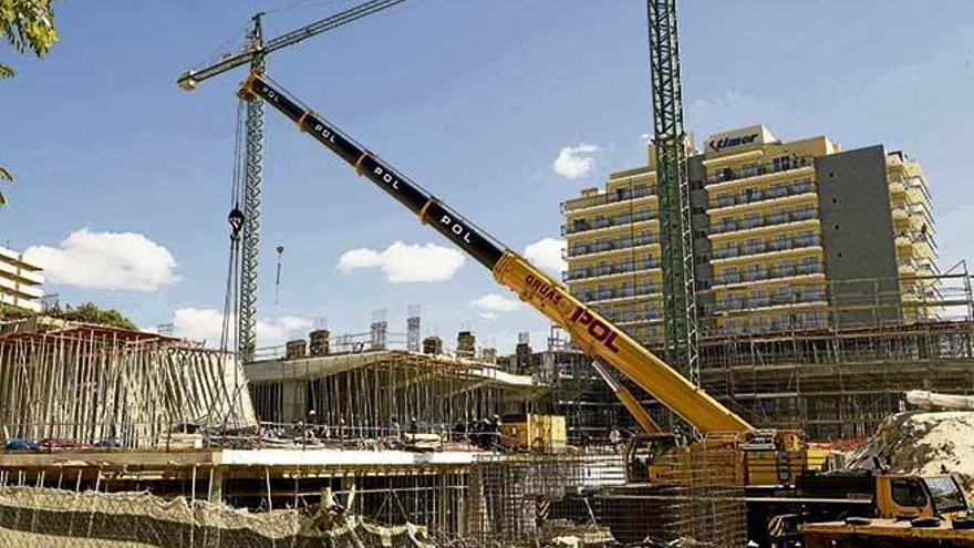 Vista de las obras del hotel Llaüt Palace, donde se produjo el accidente laboral. A la izquierda, la losa que cayó sobre las víctimas.