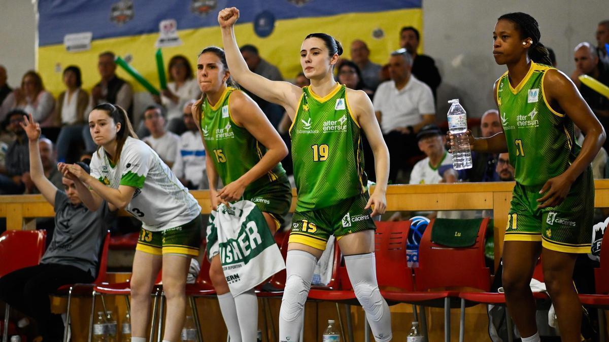 Celebración en el banquillo del Al-Qázeres tras una acción positiva, el domingo.
