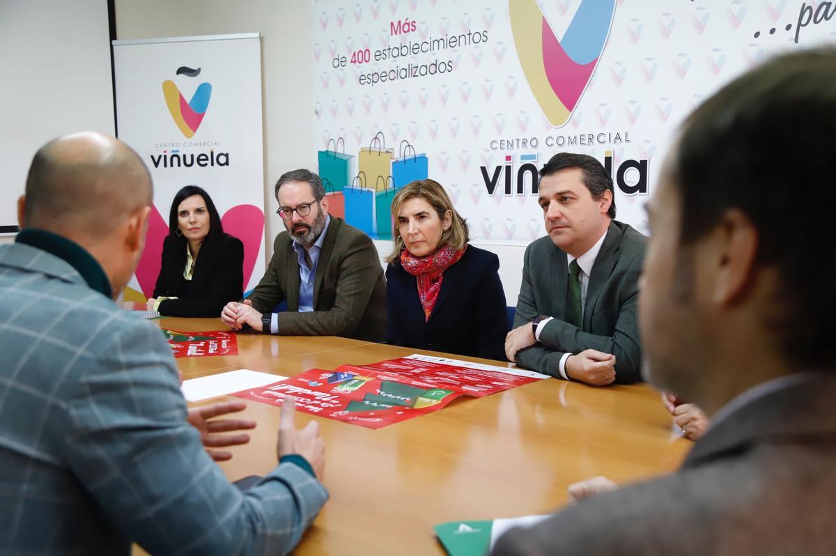 Reunión de la consejera de Empleo de la Junta, Rocío Blanco, y de la delegada de Empleo, Mª Dolores Gálvez, con los representantes del comercio en Córdoba y en el Centro Comercial Abierto La Viñuela