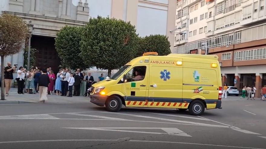 La ambulancia utilizada para celebrar la boda.