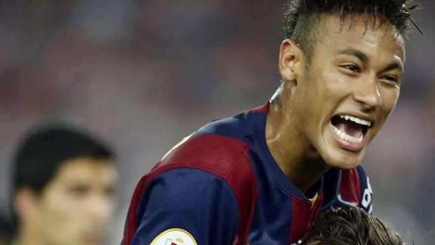 Messi celebra con Neymar uno de sus goles en la final de Copa, con Suárez detrás. // Andreu Dalmau