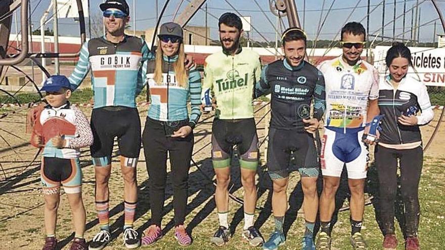 Podio general de las dos horas de resistencia en BTT que David Muntaner ganÃ³ en Sineu.