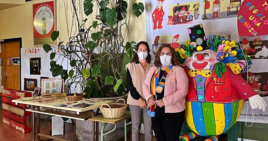 Por la izquierda, Sonia Rodríguez e Inés Estrada, junto a la planta de la entrada al colegio, en Lieres. | I. G. 