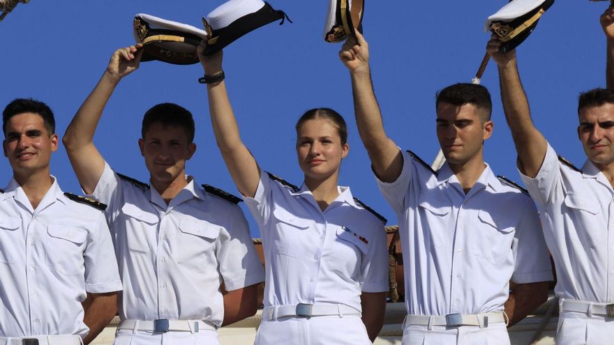 Leonor de Borbón y otros guardiamarinas saludan a su llegada el viernes al puerto de Cartagena (Colombia) a bordo del buque escuela «Juan Sebastián de Elcano». | EFE